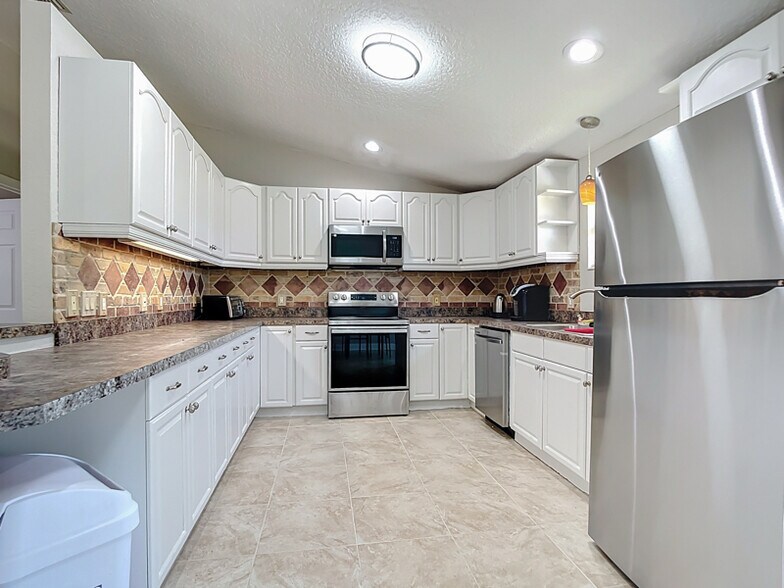 Building Photo - 3255 Jamestown St