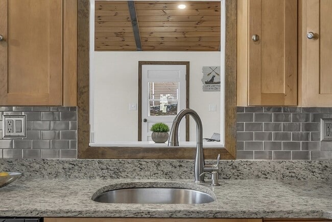 Building Photo - 23 Laurie Ln