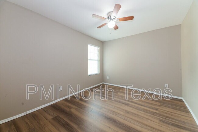 Building Photo - 9853 Fleetwood Dr