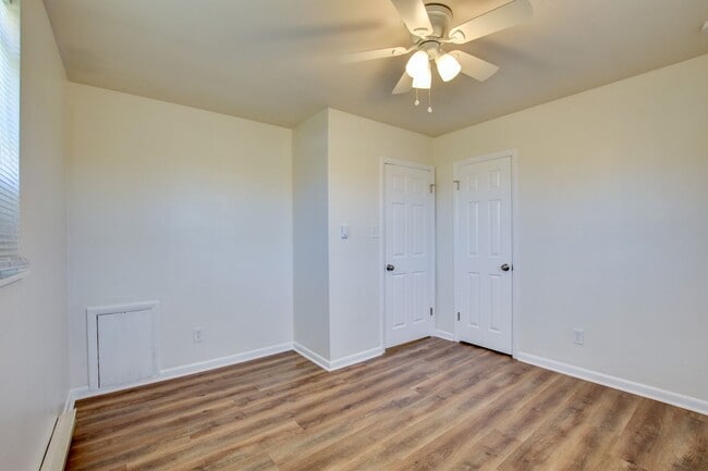 Building Photo - 936-938 Schumann Dr