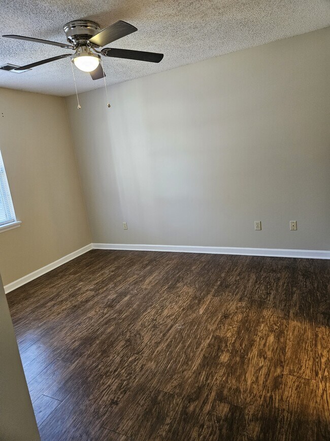 Building Photo - 104 Spring Hill Dr