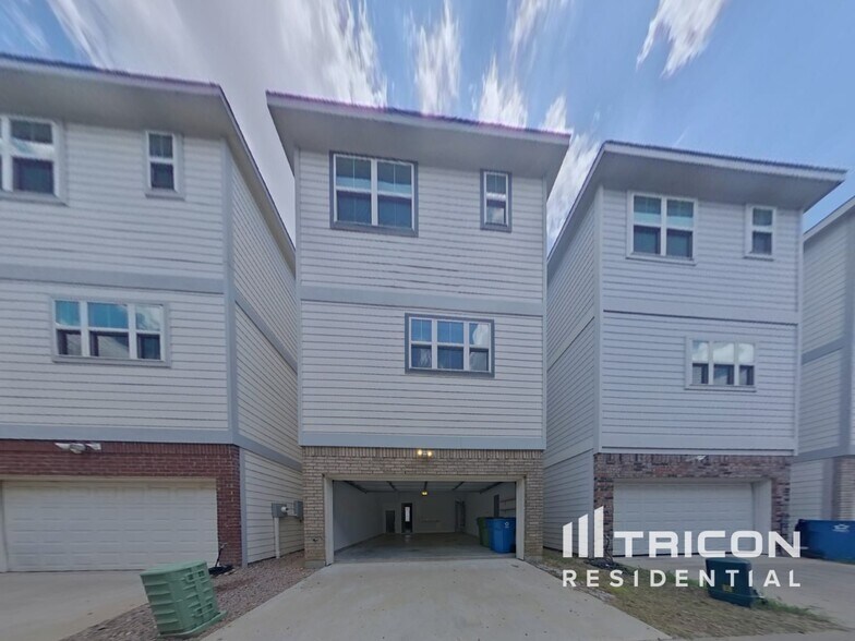 Building Photo - 209 S Village Way