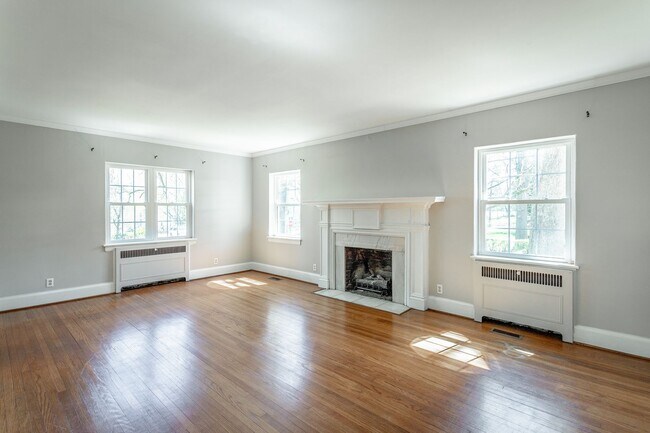 Building Photo - 3 Bedroom 2 Bath Classic