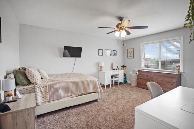 Building Photo - Stunning Country property in Oakdale!