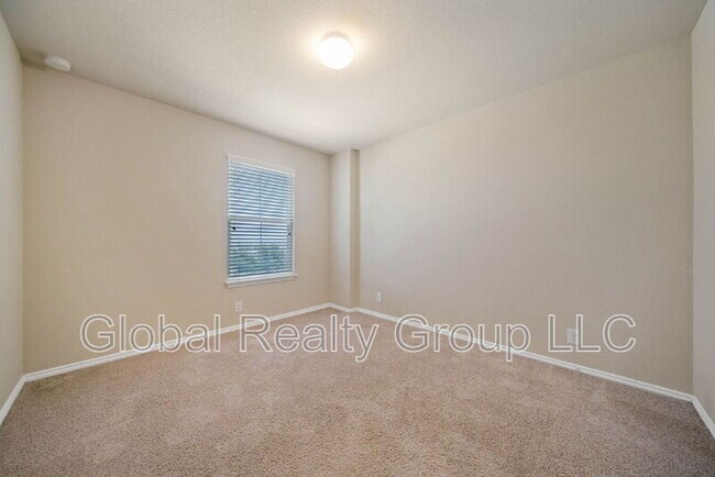 Building Photo - 437 Kings Way