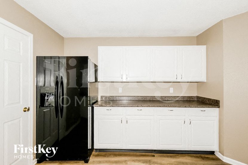 Building Photo - 10830 Clear Spring Dr