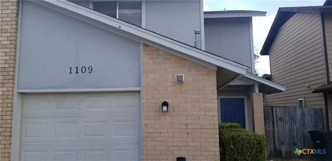 Building Photo - 1109 Wales Dr