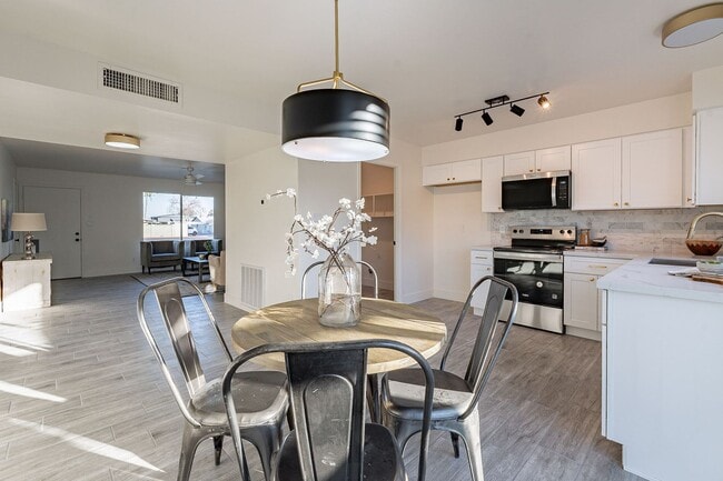 Building Photo - Gated community townhome- fully updated!