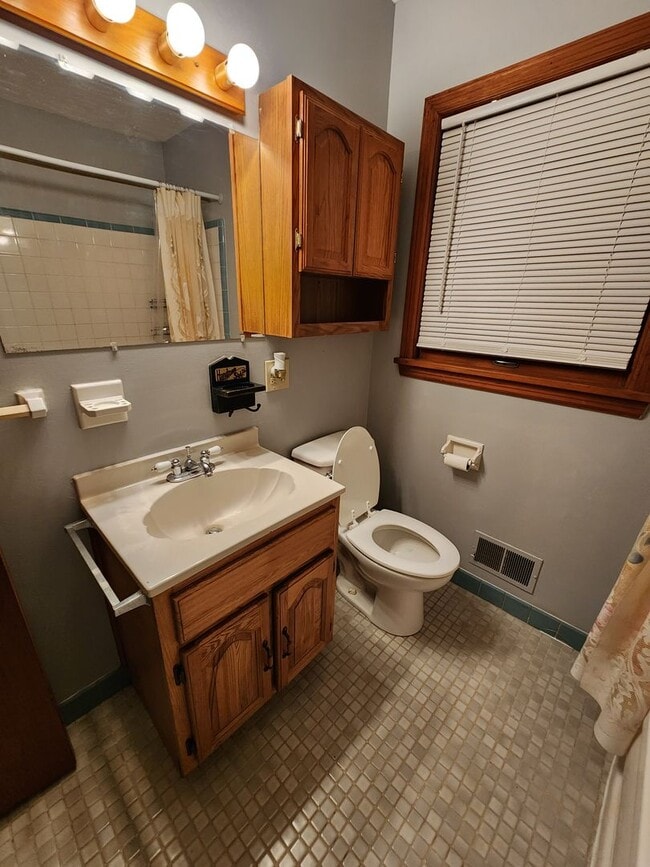 Building Photo - Beautiful 3 Bedroom 1 Bathroom Home