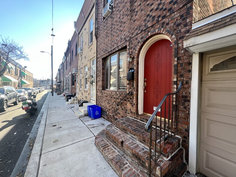 Building Photo - 2408 S Sartain St