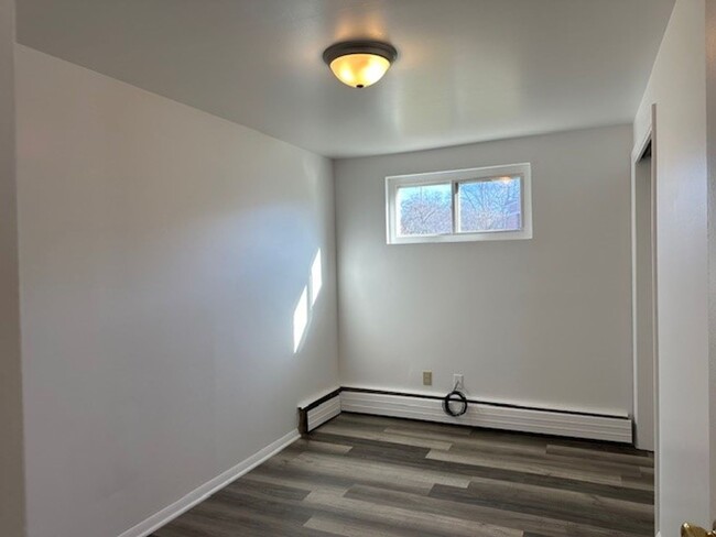 Building Photo - Charming 2-bedroom, 1-bathroom 1st floor a...