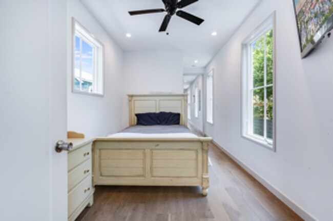 Building Photo - Modern Downtown Home!