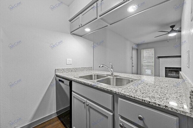 Building Photo - 9520 Royal Ln