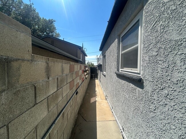 Building Photo - Charming 1951 Tujunga Home – Hillside Hide...