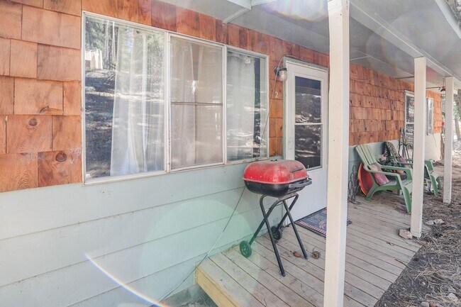 Building Photo - Cozy One Bedroom One Bath Retreat -  FURNI...
