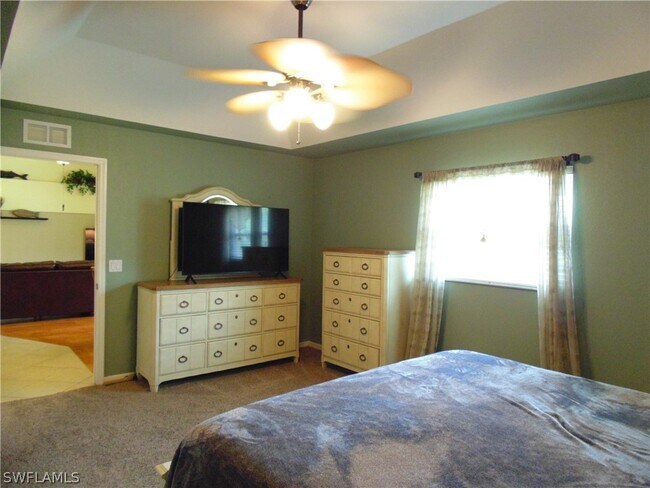 Building Photo - 4835 SW 18th Ave