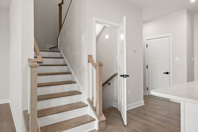 Building Photo - Family-Friendly Townhome for Rent in Baker...