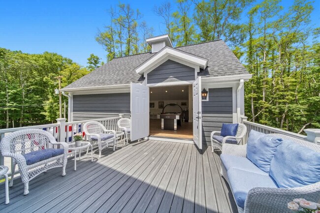 Building Photo - 2171 Lakeshore Dr