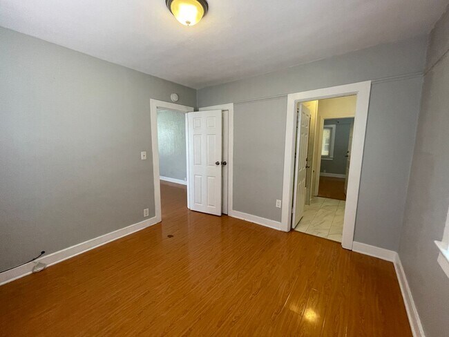 Building Photo - Gorgeous 2 Bedroom Home! Convenient Location!