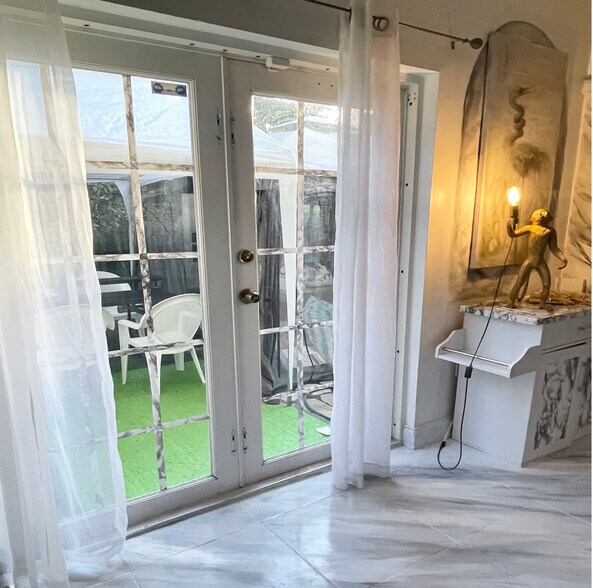 Building Photo - 1102 NW 26th St