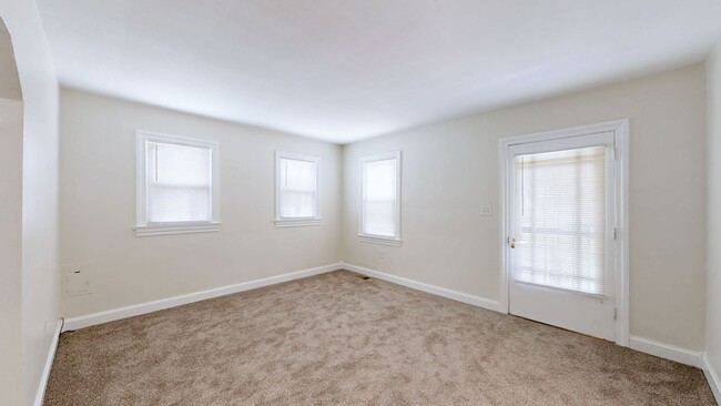 Building Photo - Newly Renovated 2 Bed/1 Bath Home in Camp Taylor