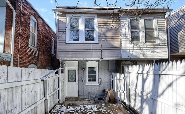 Building Photo - 455 Crescent St