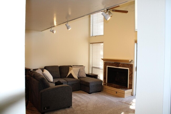 Building Photo - 2459 Indian Springs Ln