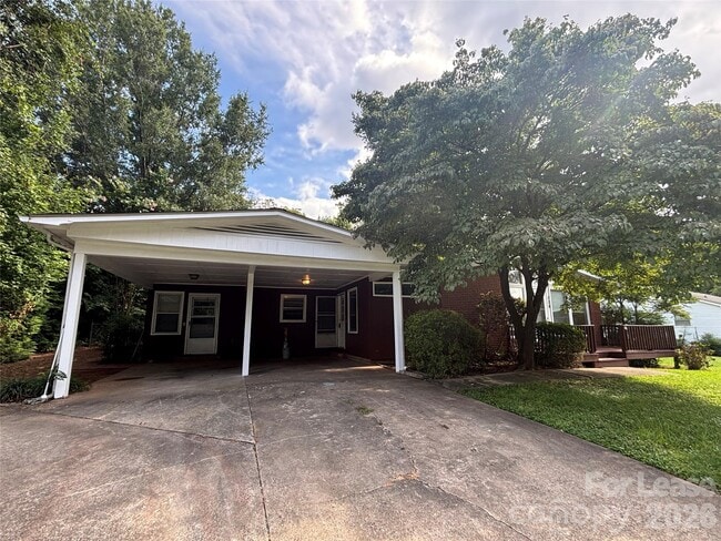 Building Photo - 724 Oakdale Dr