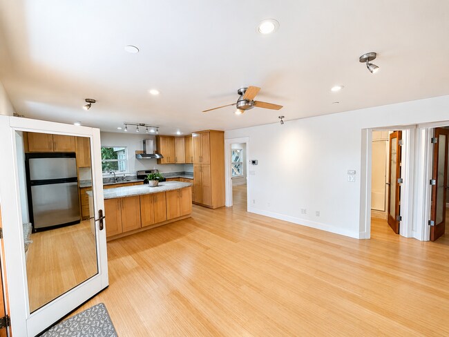 Building Photo - Elevated 2-Bedroom Home with Lake Sammamish Views