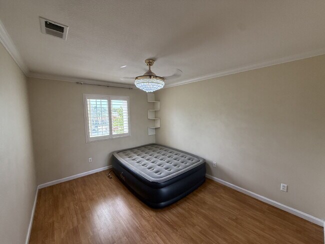 Building Photo - Gorgeous 5 Bedroom, 3 Bathroom Home With a Pool in perfect Tracy Location