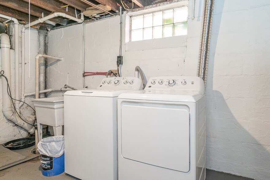 In Unit Washer and Dryer - 2435 Summit St