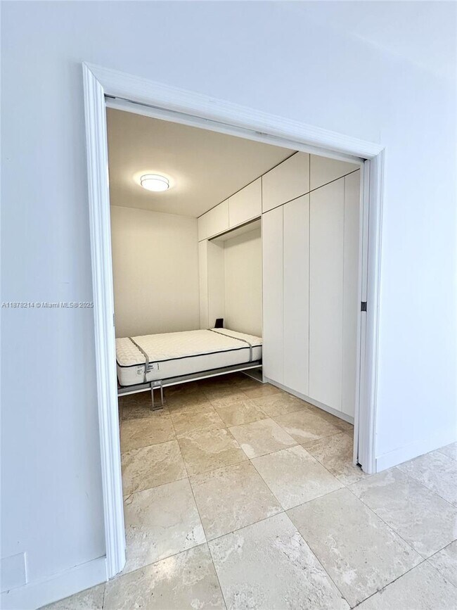 Building Photo - 808 Brickell Key Dr
