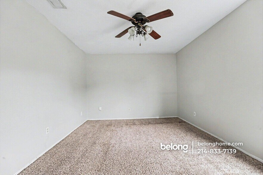Building Photo - 423 Southlake Dr