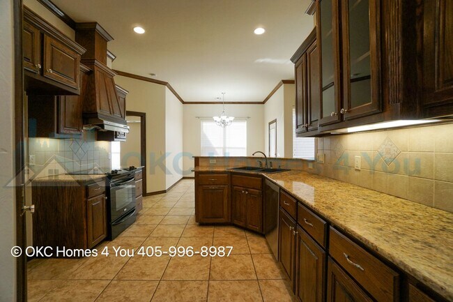 Building Photo - Executive Home in Yukon Schools
