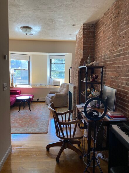 Building Photo - 111 Gainsborough St