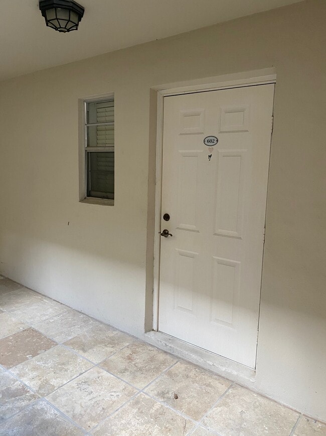 Building Photo - 6713 N Kendall Dr