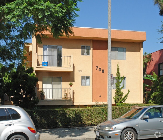 Building Photo - 739 N Hayworth Ave