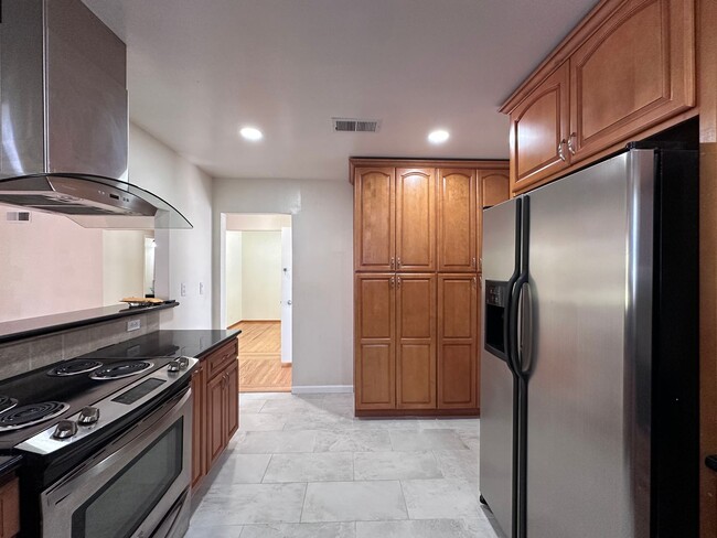 Building Photo - LARGE YARD, 3/2, Remodeled, AC, Cat Friend...