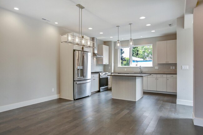 Building Photo - 1711 SE Ramona St