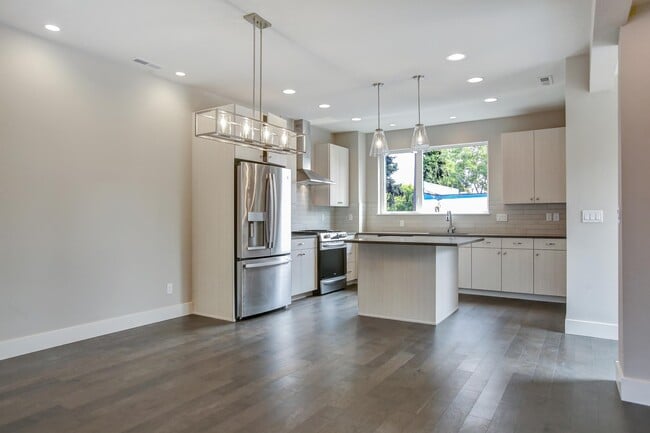 Building Photo - 1781 SE Ramona St