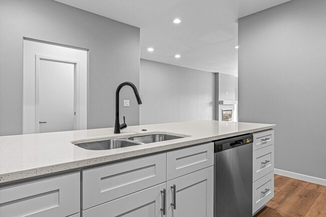 Building Photo - Spacious New Built, Great Location!