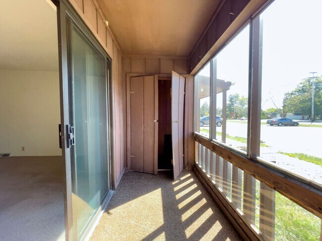 Building Photo - Spacious 2 Bedroom!