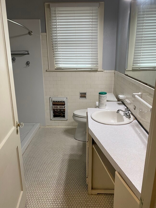 Building Photo - 156 College St