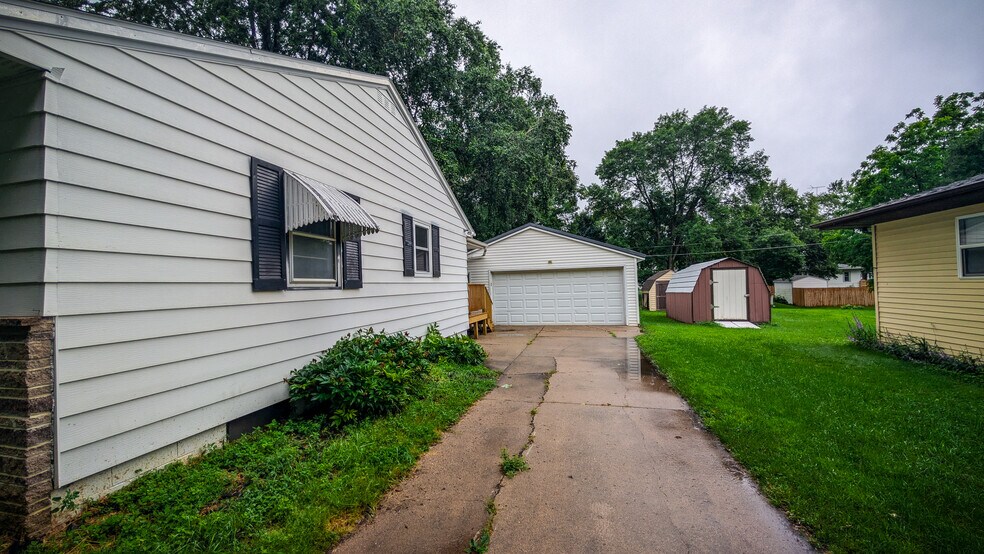 Building Photo - 607 Roiland St