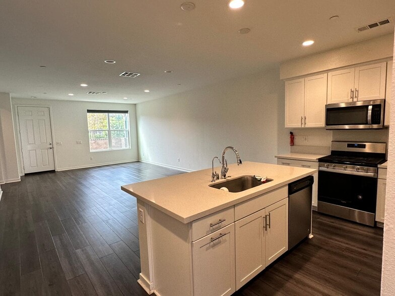 Building Photo - 140 Farmhouse Dr