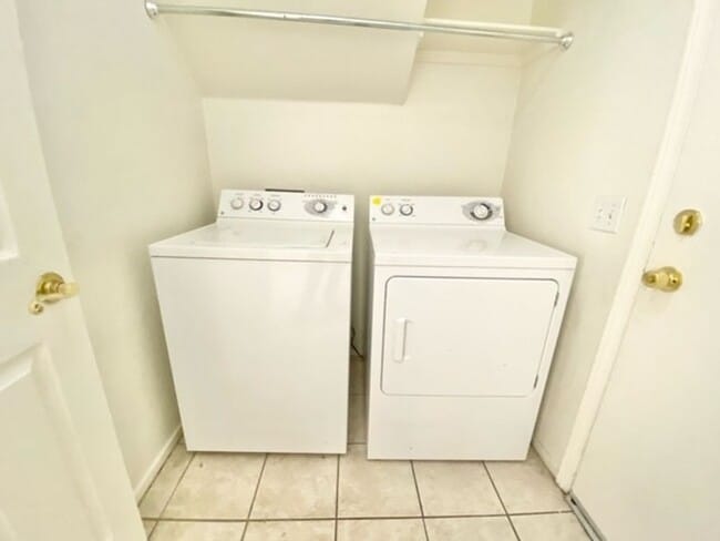 Building Photo - SPECTACULAR 2 STORY HOME 3 BEDROOM 2.5 BAT...