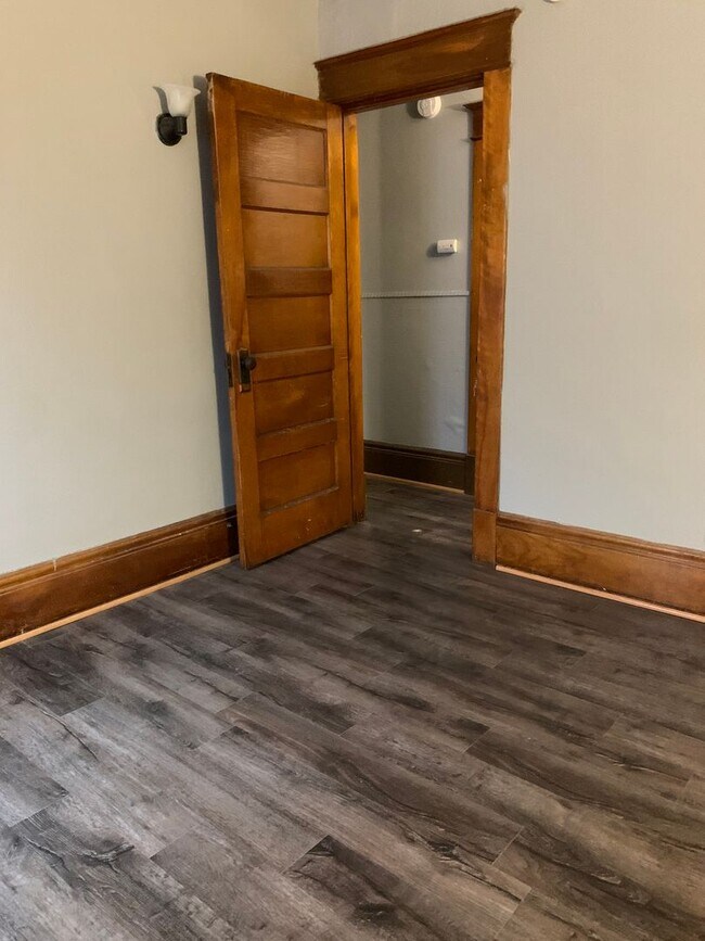 Building Photo - 3 bedroom 1 bath house in St. Paul!