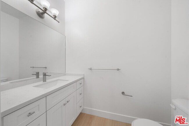 Building Photo - 309 S Mariposa Ave