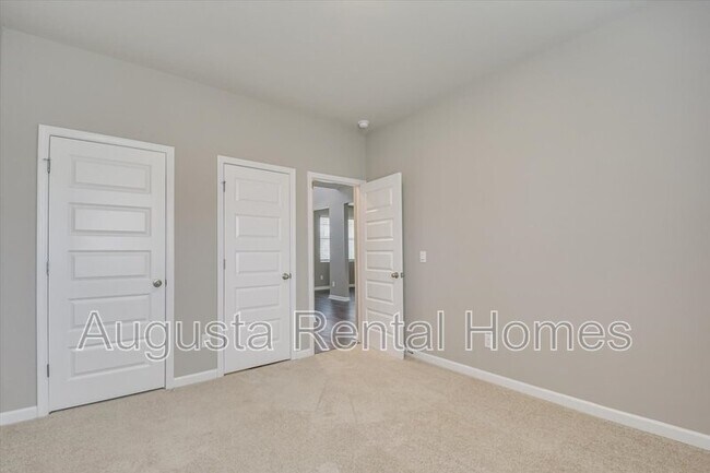 Building Photo - 560 Post Oak Ln