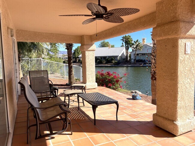 Building Photo - 3 bedroom 2 Bath Lakefront home in the des...
